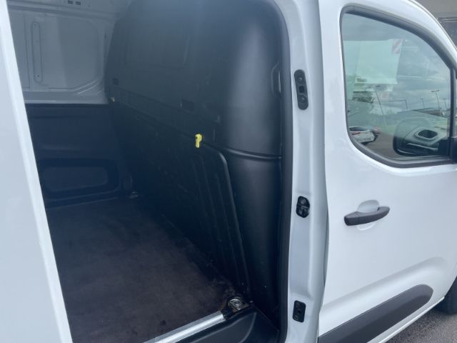 Fahrzeugabbildung Peugeot Partner 1.2 PureTech 110 Premium L1 3-Sitzer, Ei