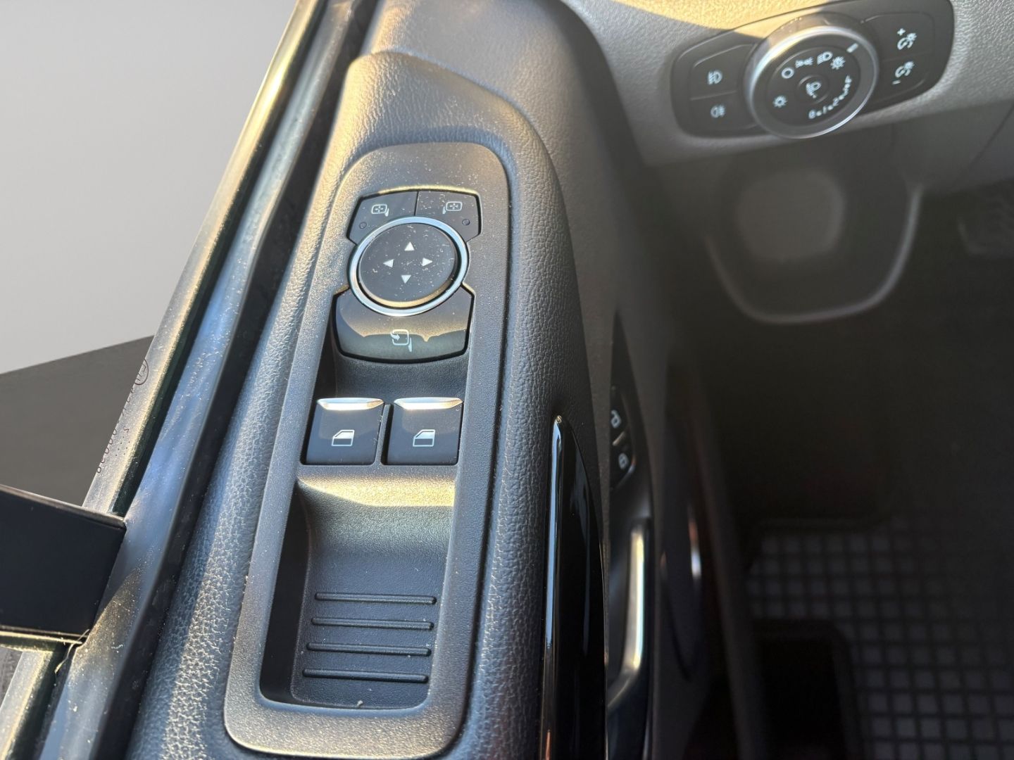 Fahrzeugabbildung Ford Tourneo Custom Kombi 320 L1 Titanium X Kamera AH