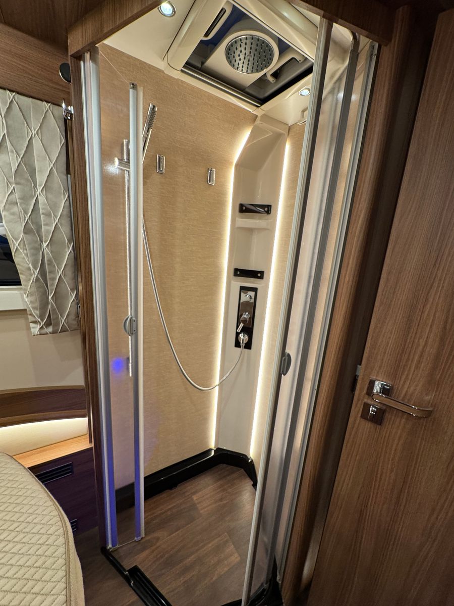 Fahrzeugabbildung Carthago Chic e-line I 51 QB MERCEDES 418 CDI 9GT 1.HAND