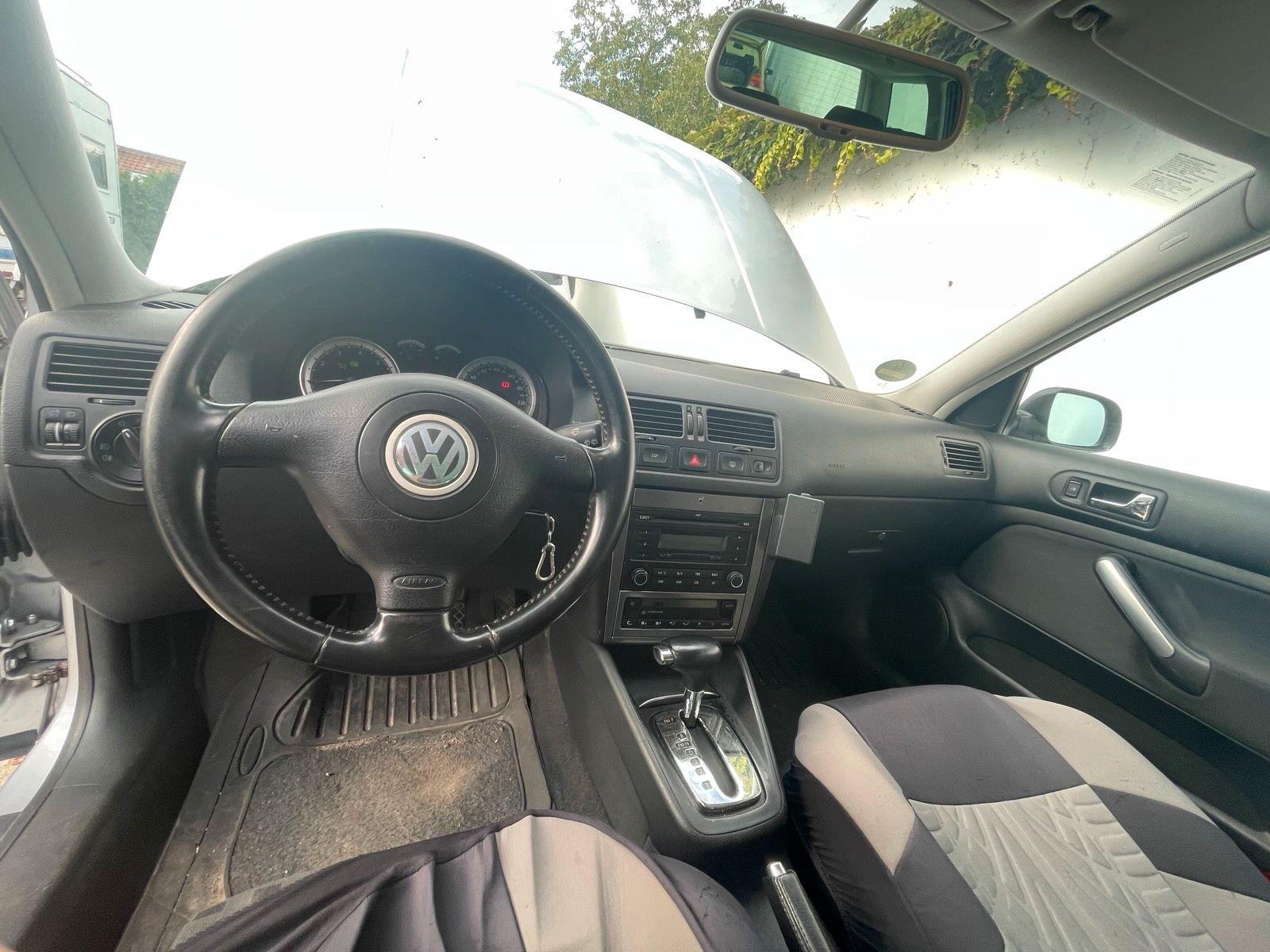 Volkswagen Golf 2005 — rear view