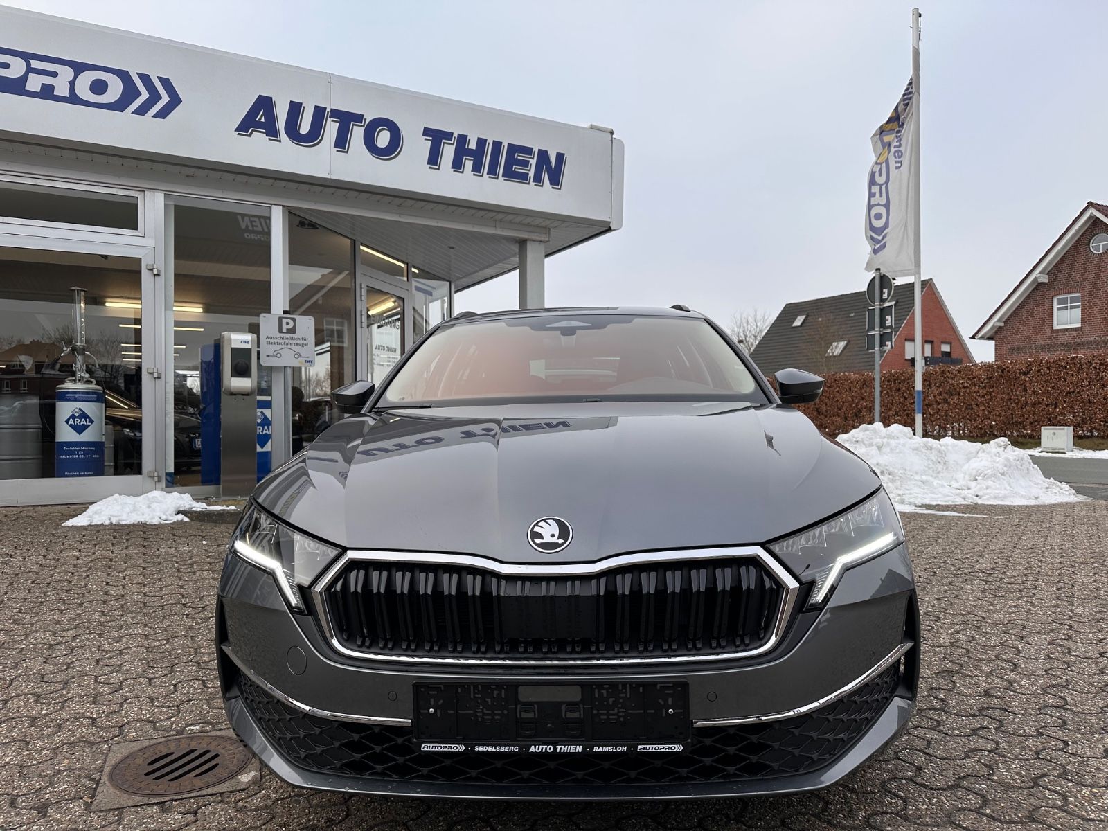 Fahrzeugabbildung SKODA Octavia Combi 1.5 TSI Selection AHK/Navi/LED/ACC