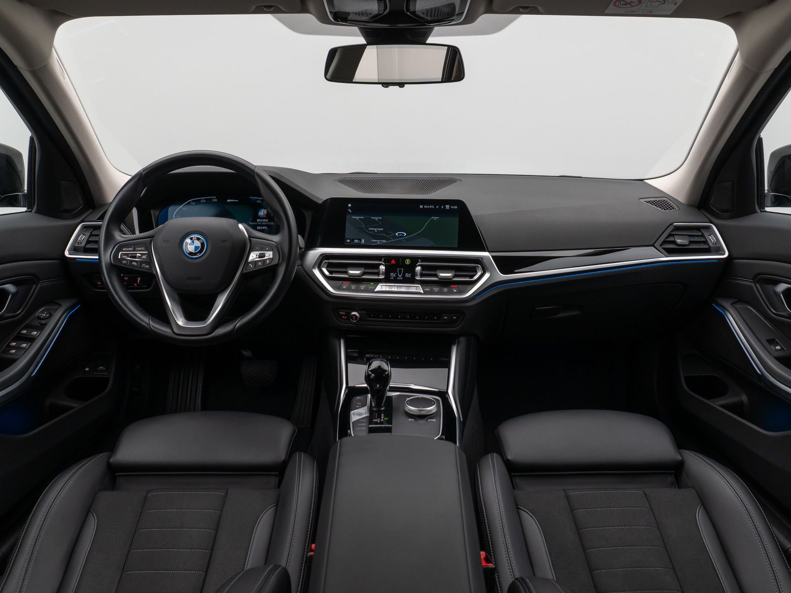 Fahrzeugabbildung BMW 330e Sport Line DAB HiFi WLAN Stop&Go PDC Alarm