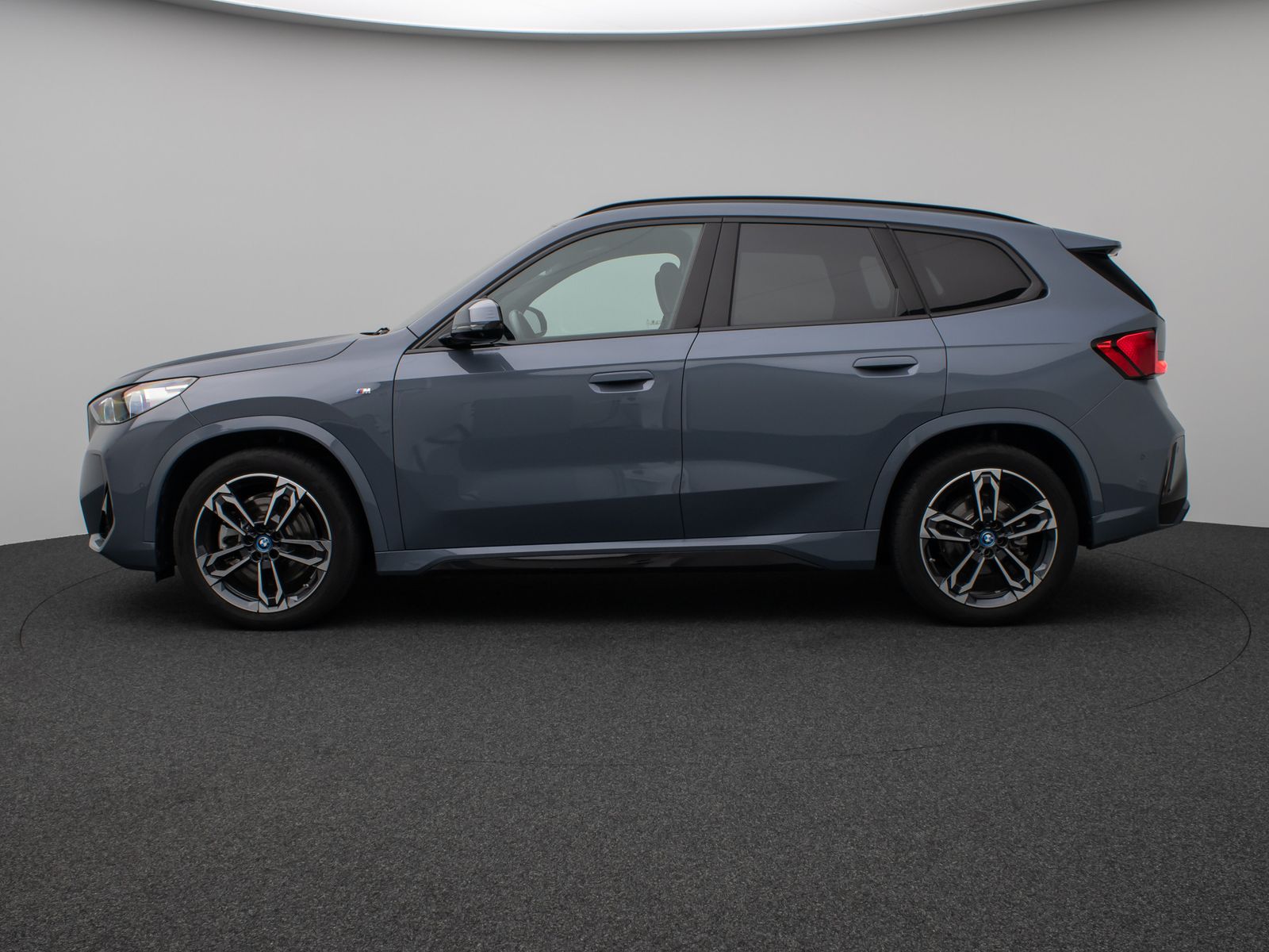 Fahrzeugabbildung BMW iX1 xD30 M Sport Panoram 360°HUD DAB AHK Komfort