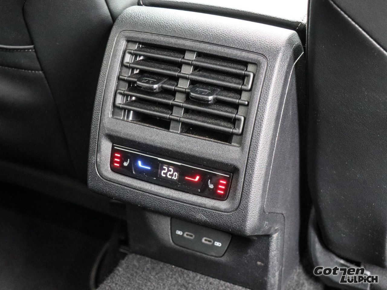 Fahrzeugabbildung Volkswagen Golf VIII R-Line 1.5 eTSI DSG Klima Navi LED