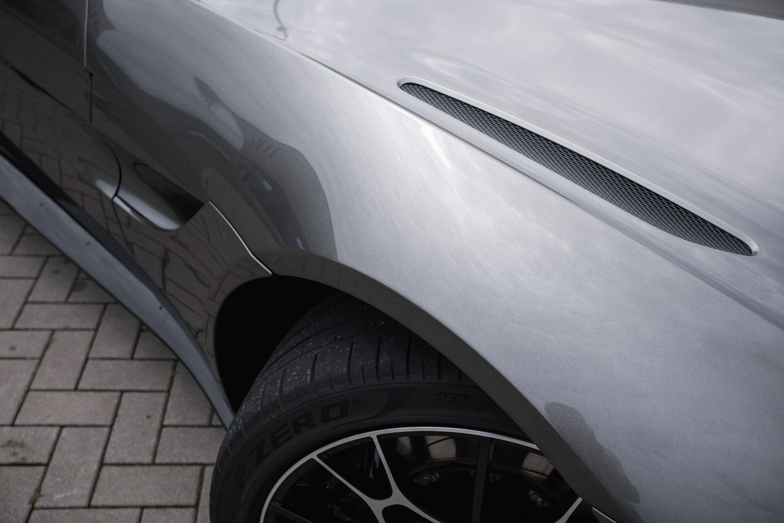 Fahrzeugabbildung Aston Martin V8 Vantage-Roadster-AM Spezialfarbe-Sport Plus.