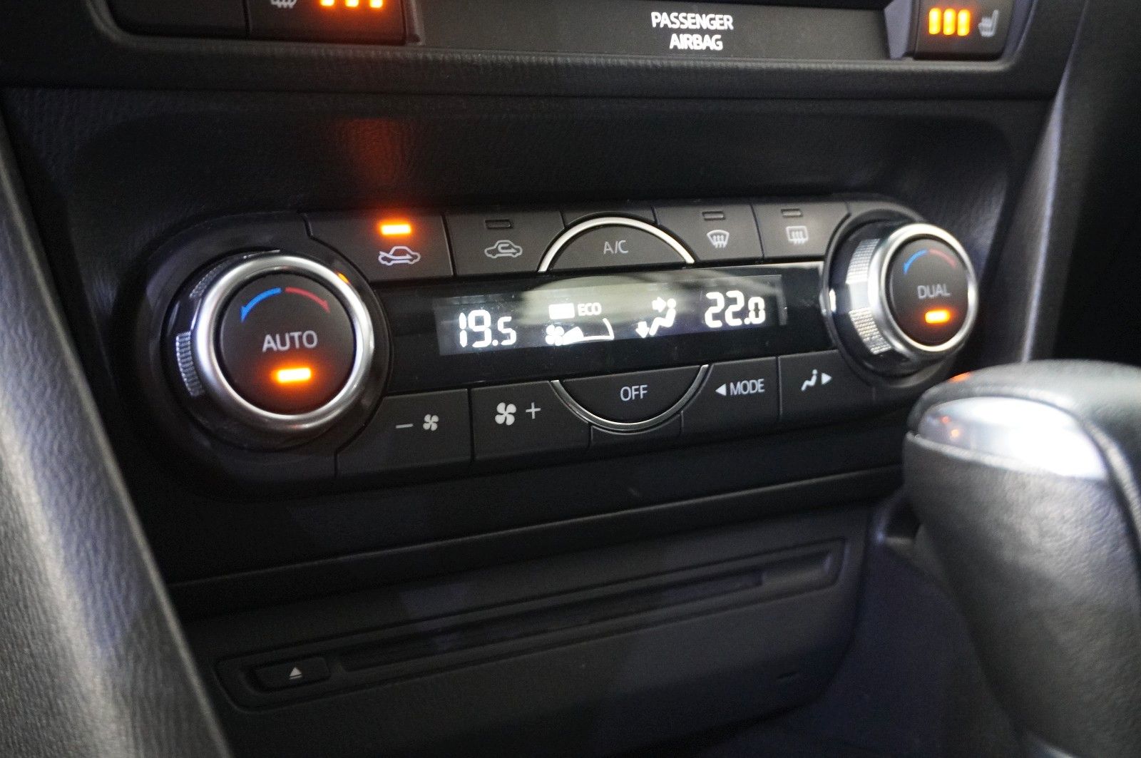 Fahrzeugabbildung Mazda 3 Lim. 2.0 SKYACTIVE VISION KLIMA/SHZ/PDC/TEMP.