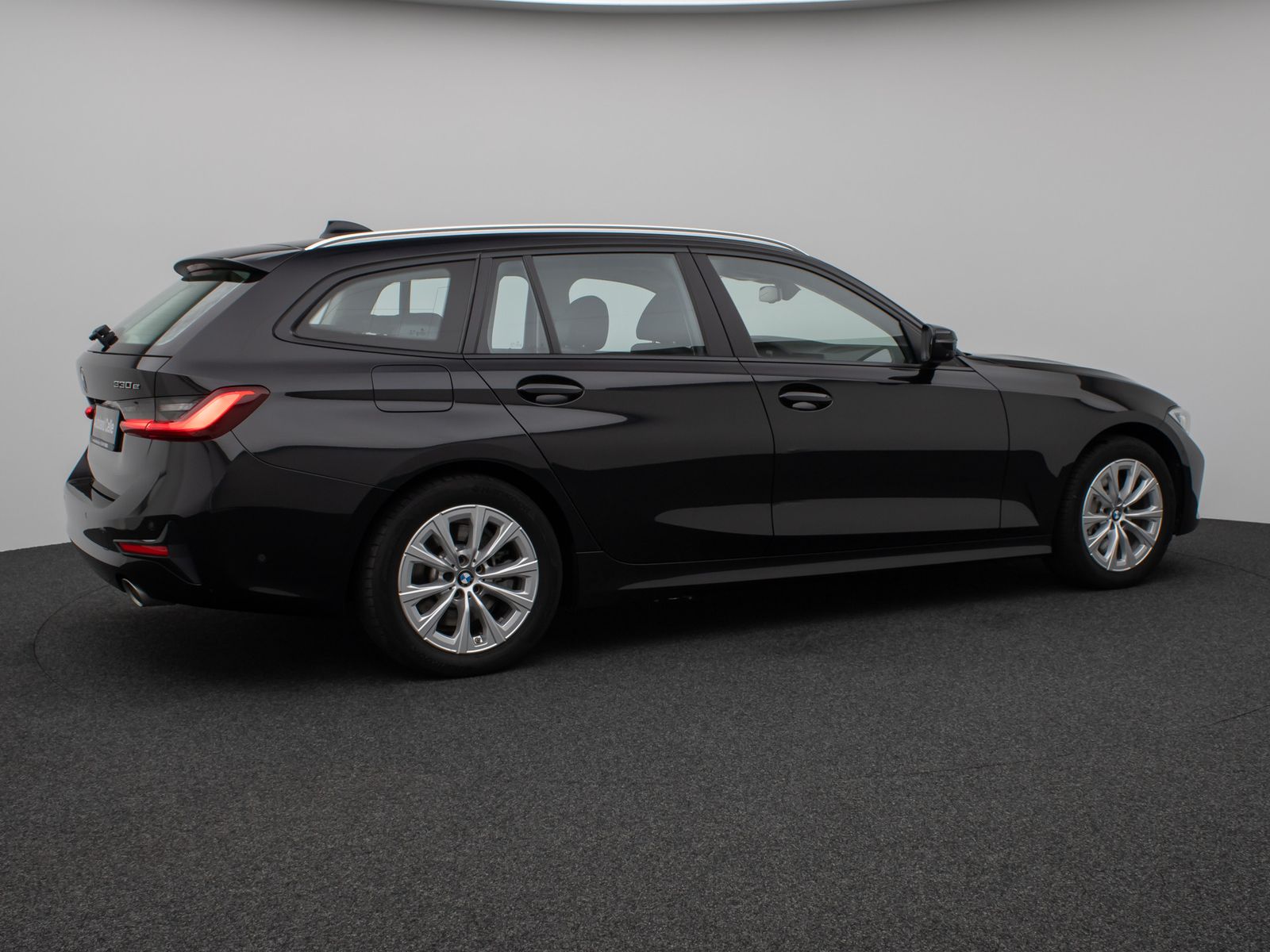 Fahrzeugabbildung BMW 330e Panorama 360° Laser HUD DAB HiFi AHK ACC