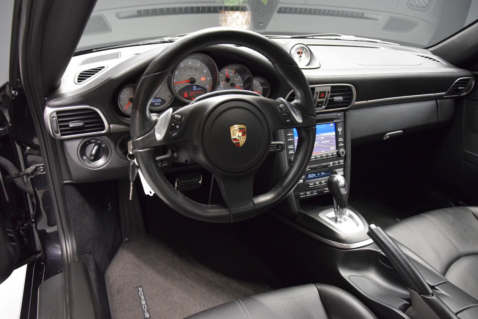 Fahrzeugabbildung Porsche 911 Carrera 4 S Coupe Leder Navi PDC SSD 19 ``