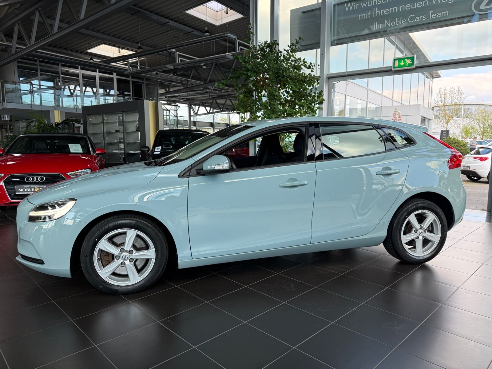 Fahrzeugabbildung Volvo V40 Kinetic SENSUS CONNECT LED SHZ PDC ALU