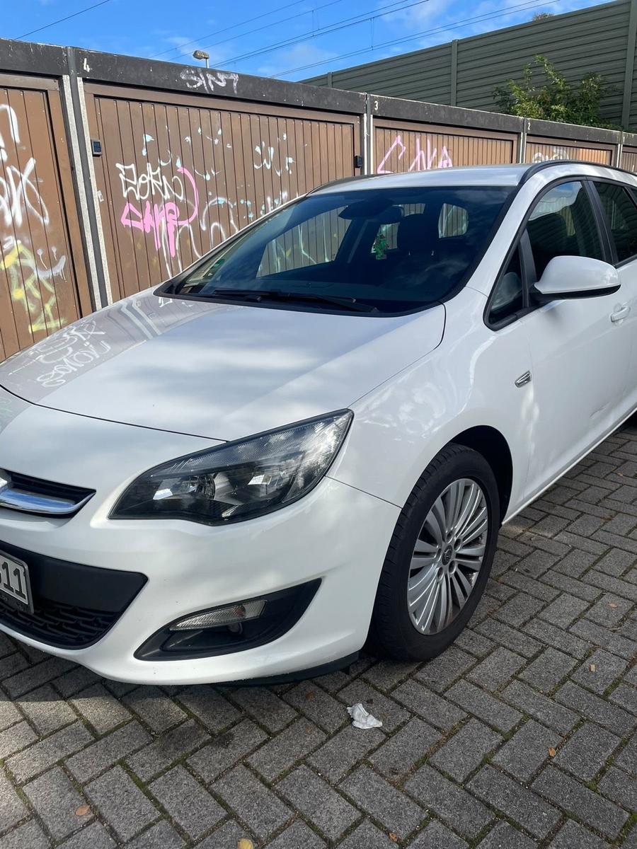 Opel Astra 2015 — rear view