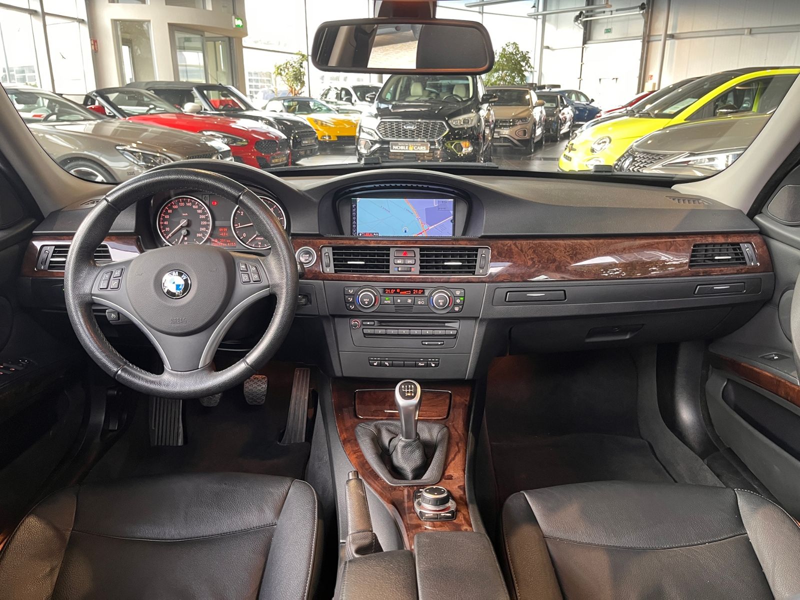 Fahrzeugabbildung BMW 320i  Touring PANO XENON NAVI