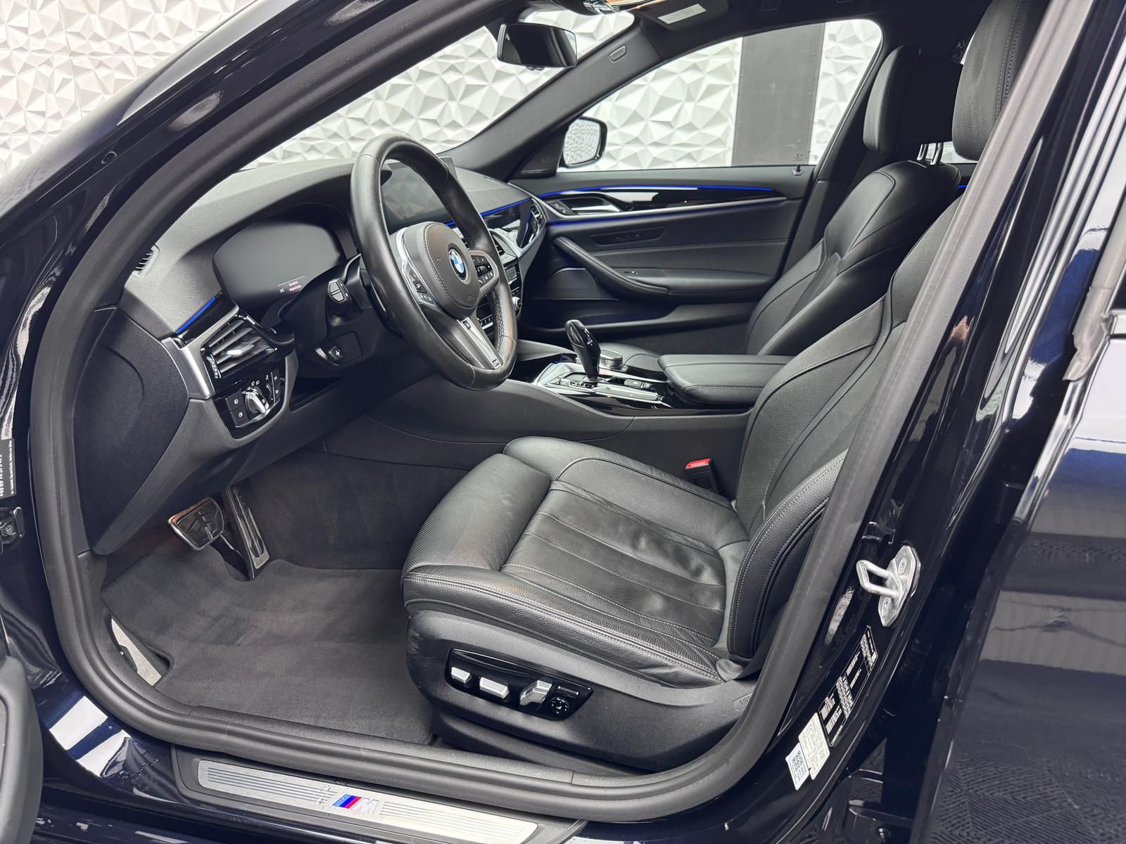 Fahrzeugabbildung BMW 530d M-PAKET*ACC*H&K*KEYLESS*HUD*R-CAM*DAB*LIVE
