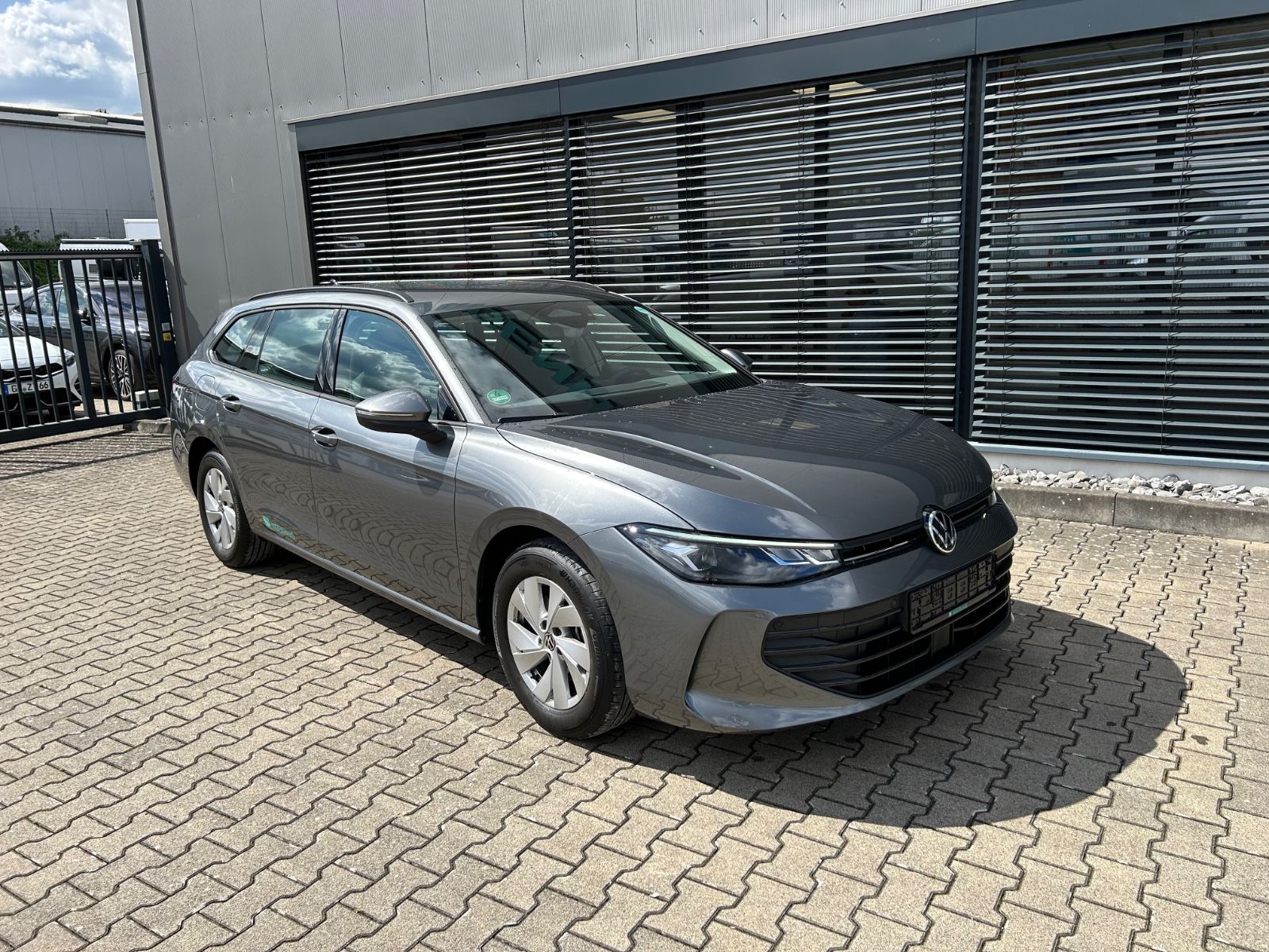 Fahrzeugabbildung Volkswagen Passat Variant 1.5 eTSI DSG Navi Shz