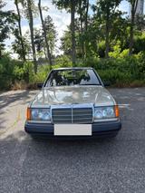 Mercedes-Benz 260 - Mercedes 260 mit Schiebedach