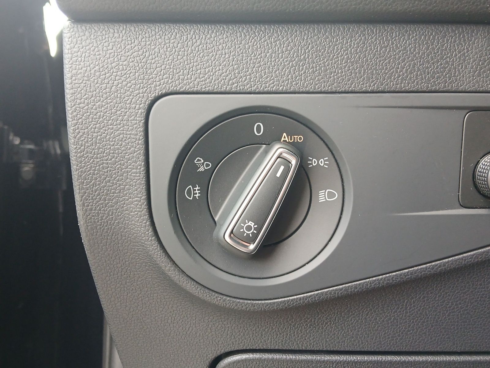 Fahrzeugabbildung Volkswagen Tiguan Allspace TSI R-Line DSG 4M Matrix AHK Nav