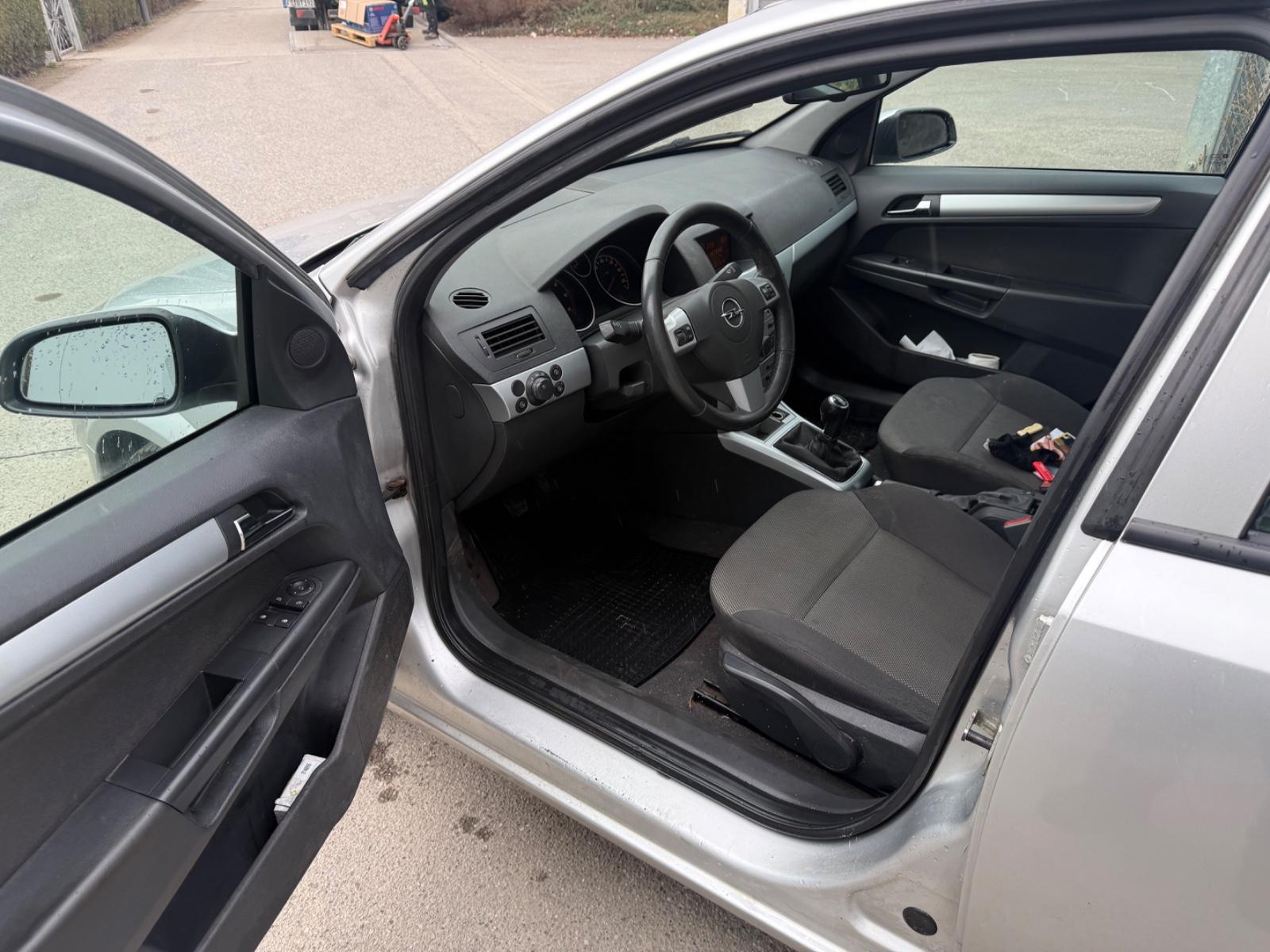 Opel Astra 2009 — photo 9