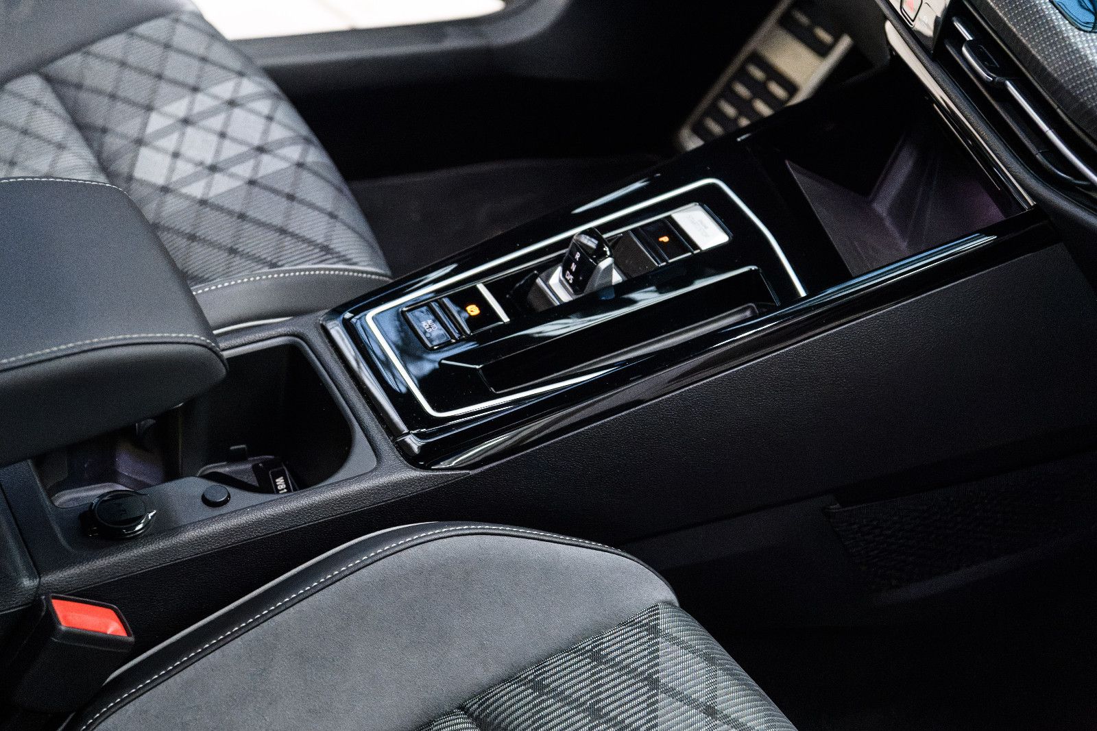 Fahrzeugabbildung Volkswagen Golf Variant R-Line eTSI DSG+AHK+Kamera+Pano