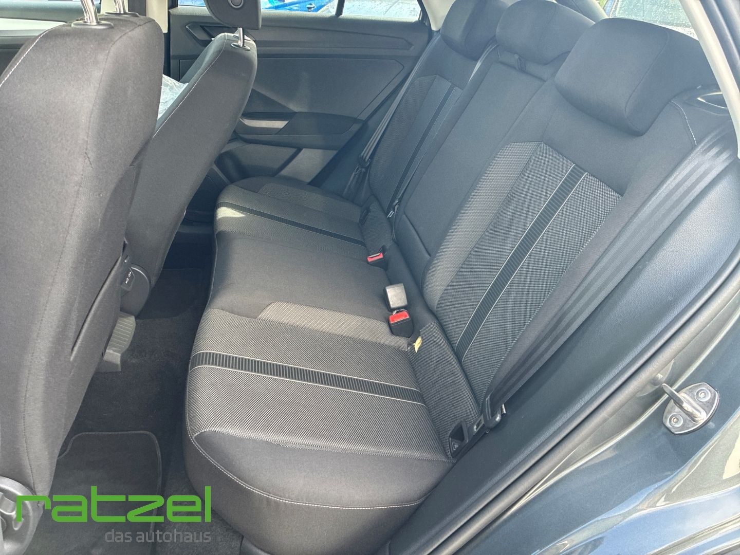 Fahrzeugabbildung Volkswagen T-Roc 1.5 Life Digitales Cockpit LED DAB SHZ Par