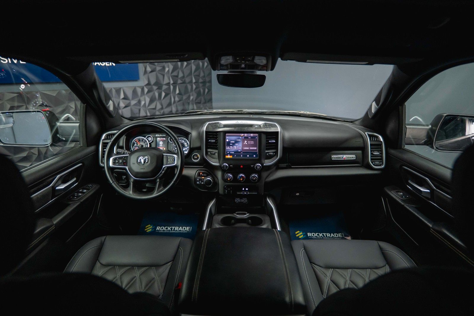 Fahrzeugabbildung Dodge RAM 5.7 V8 HEMI 4x4 OFFROAD Night-Paket *LED*19%