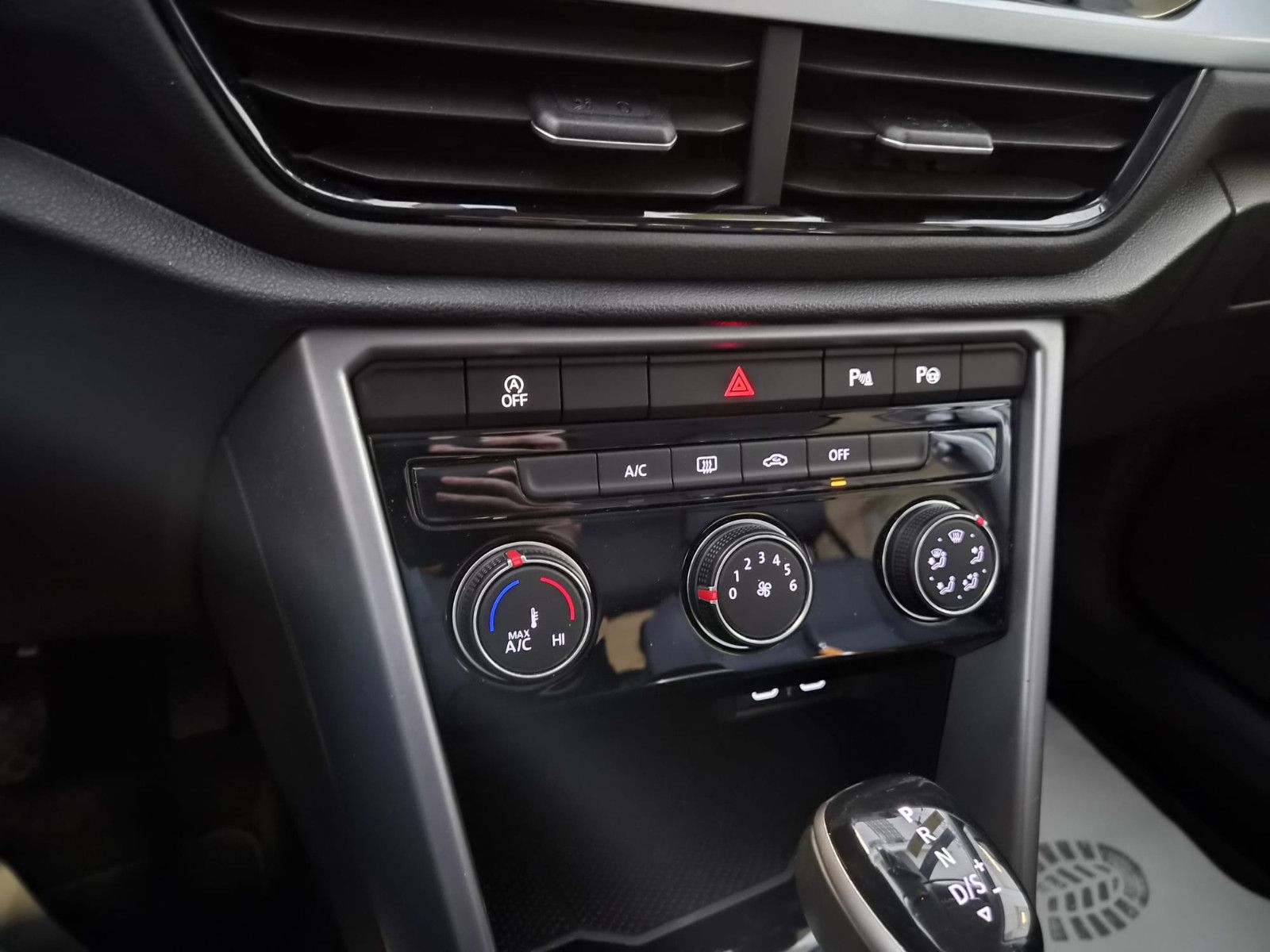 Fahrzeugabbildung Volkswagen T-Roc Life / NAVI / AHK / DIGITAL