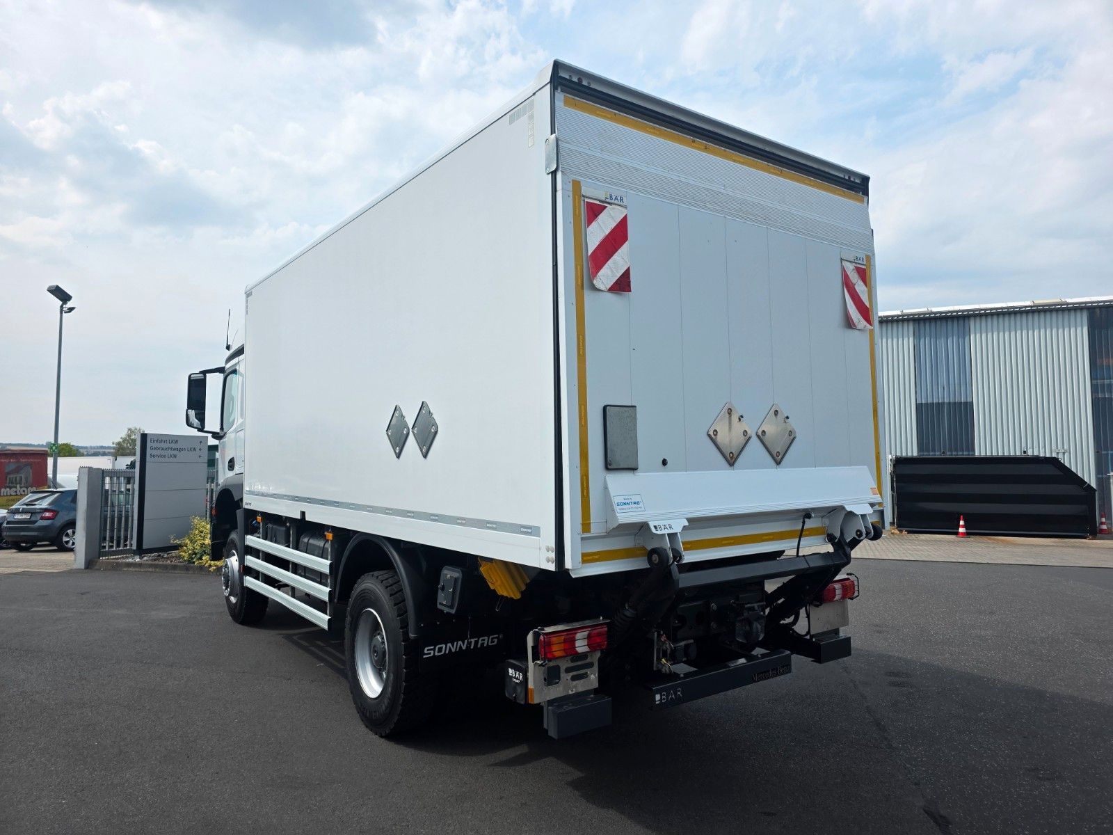 Fahrzeugabbildung Mercedes-Benz Arocs 1827 A 4x4 LBW Tür+Treppe Schalter 2 Stück