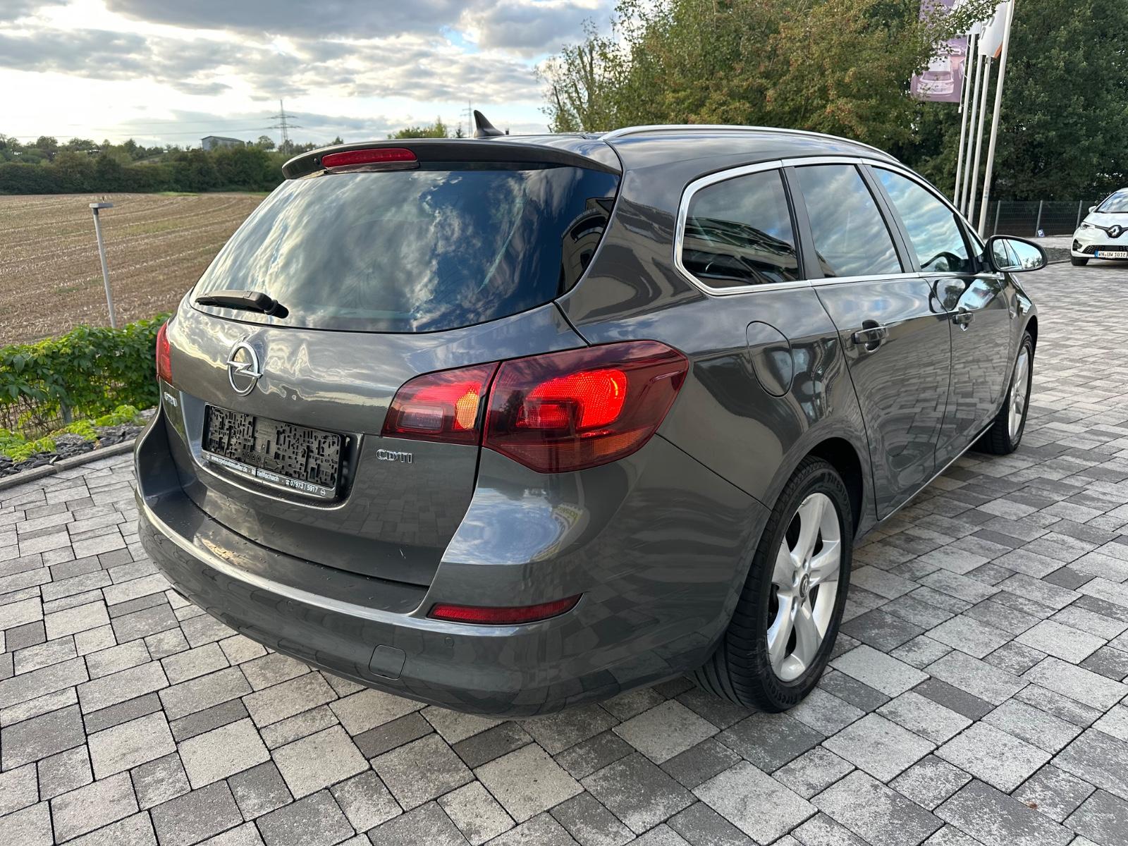 Opel Astra 2011 — photo 15