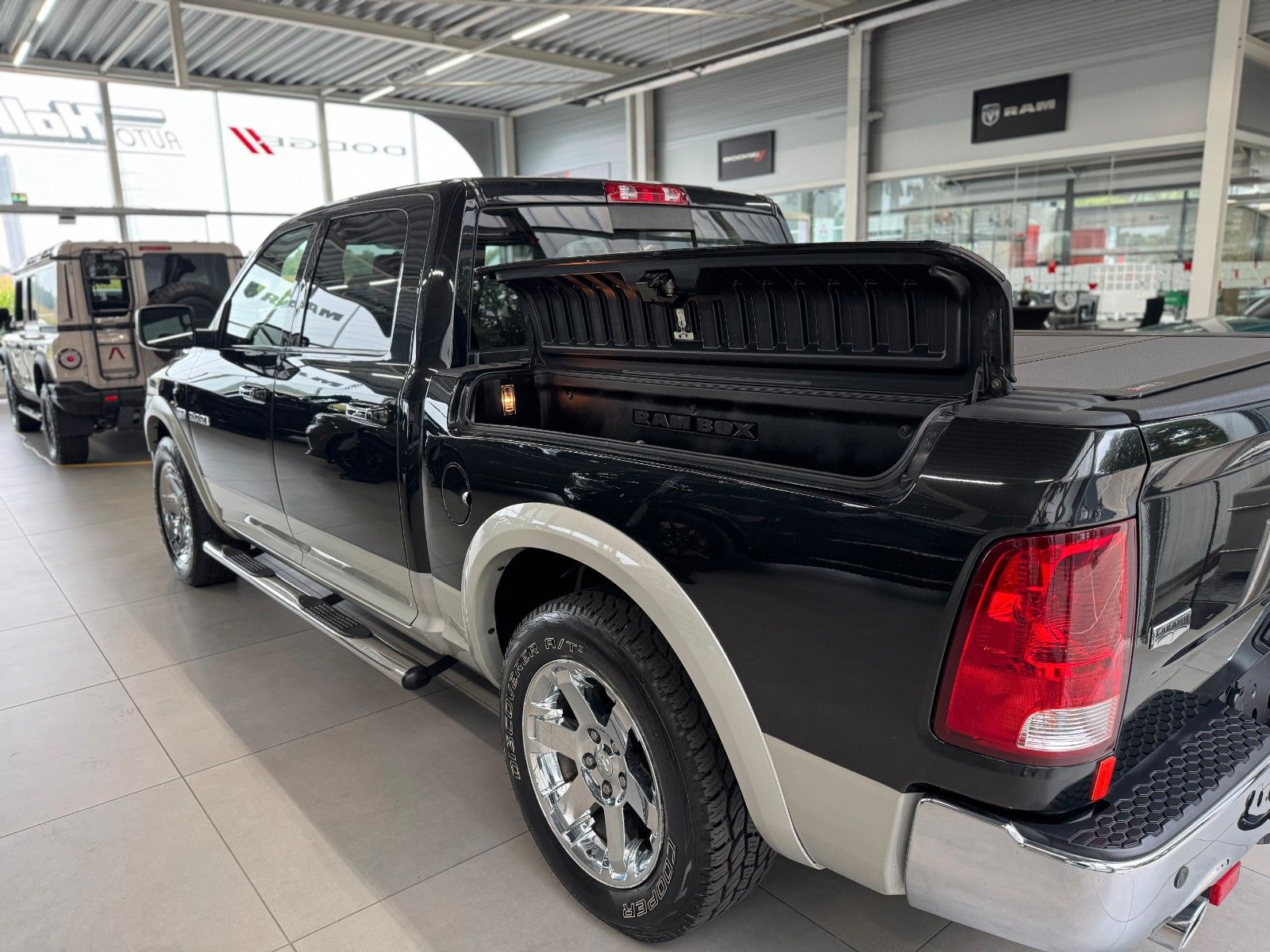 Fahrzeugabbildung Dodge RAM 5,7 Laramie Crew Cab LPG DVD RAM BOX 1.Hand