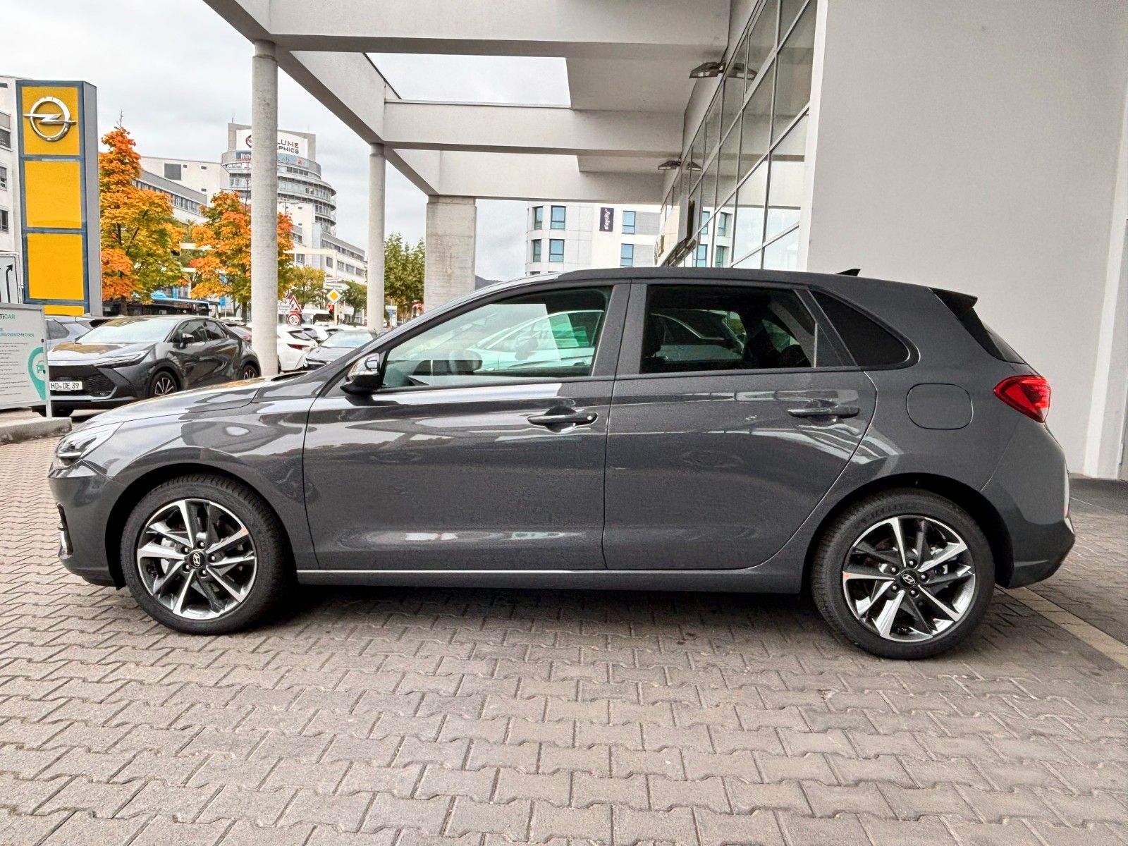 Fahrzeugabbildung Hyundai i30 AVANTAGE DCT 140PS Navi/SHZ/Kamera!