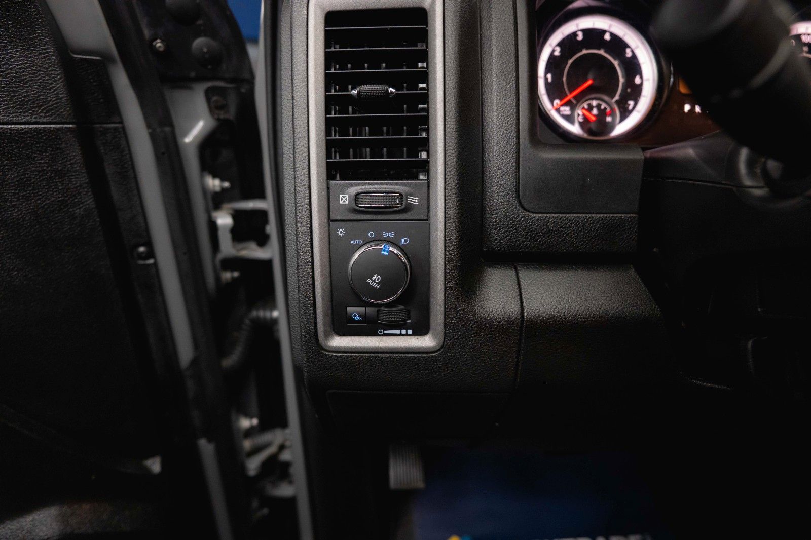 Fahrzeugabbildung Dodge RAM 5.7 V8 HEMI 4x4 OFFROAD Night-Paket LONGBED