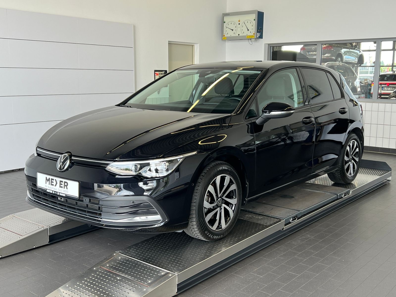Fahrzeugabbildung Volkswagen Golf VIII Active 1.5 TSI OPF *Garantie, IQ-Drive