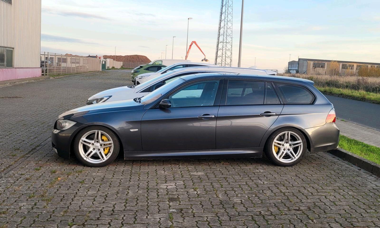 BMW 330 2006 — вигляд ззаду