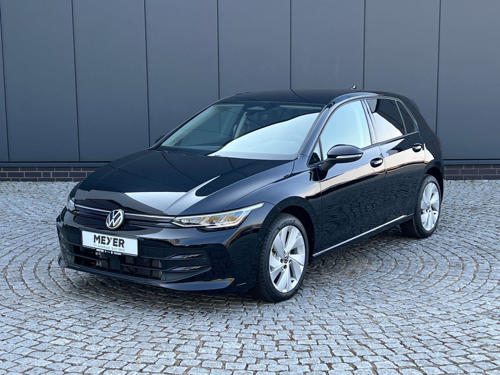 Fahrzeugabbildung Volkswagen Golf VIII Life 1.5 TSI *ACC, Light Assist, Sitzh