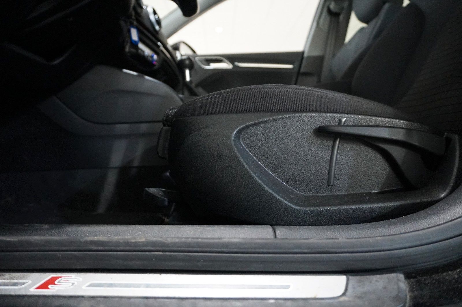 Fahrzeugabbildung Audi A3 Sportback 30 TDI S-LINE NAVI/LED/SH/SPORT/PDC