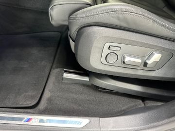 Fahrzeugabbildung BMW X5 xd40i SAG M Sport Kamera Panorama LED HiFi 22