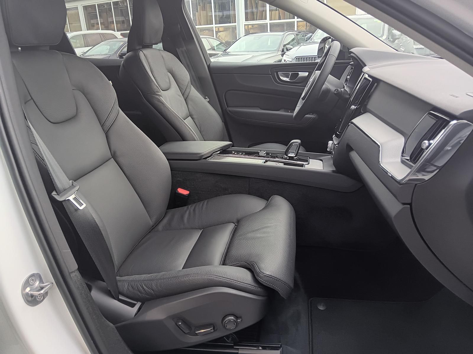 Fahrzeugabbildung Volvo XC60 B4 Diesel Plus Dark 'AHK'