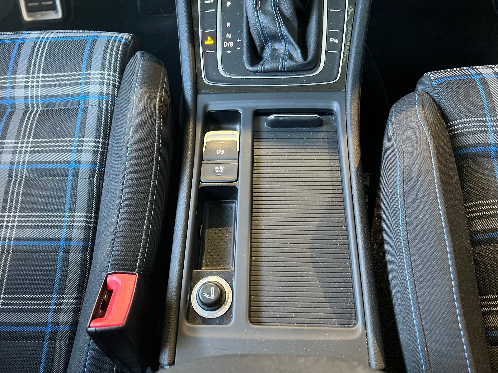 Fahrzeugabbildung Volkswagen Golf VII Lim. GTE KLIMA LED NAV SHZ PDC 16"