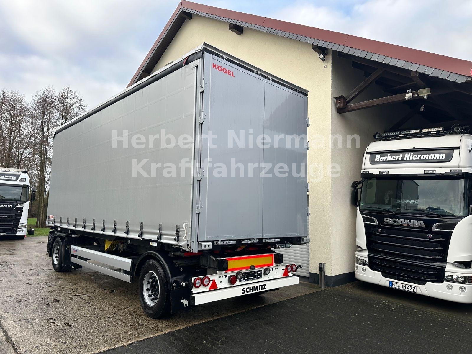 Schmitz Cargobull mit neuer Kögel Pritsche Hubdach