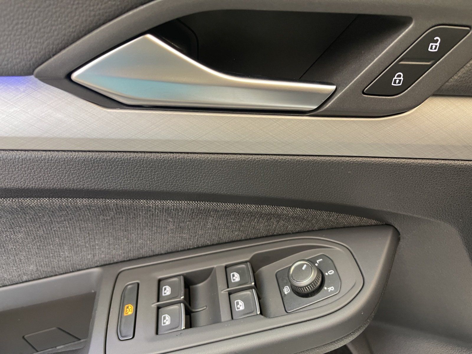 Volkswagen Golf VIII 1.0 eTSI Life ACC AUT Kam. Navi LED LM foto 9