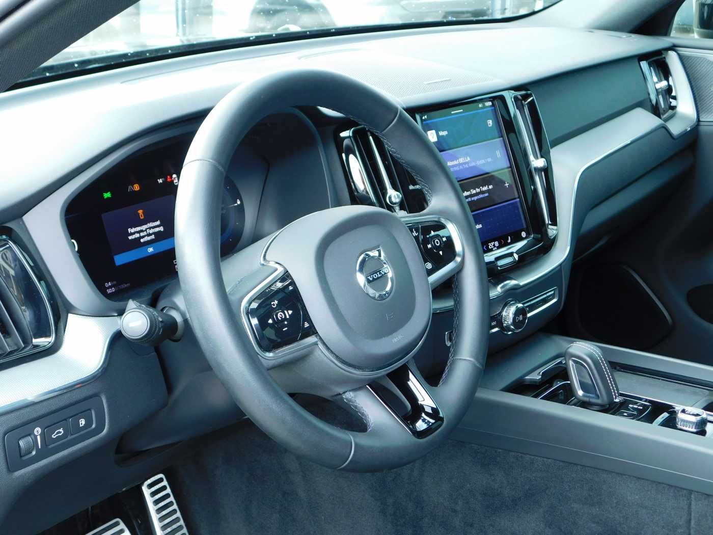 Fahrzeugabbildung Volvo XC60 T6 AWD Recharge R-Design 'Glasdach, AHK'