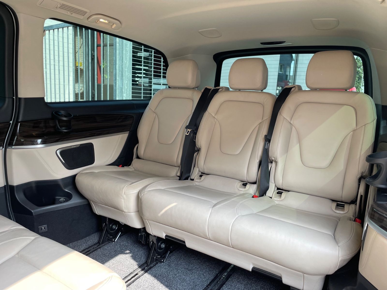Fahrzeugabbildung Mercedes-Benz V 300 d Lang Avantgarde AMG-Line |Burmester|360°