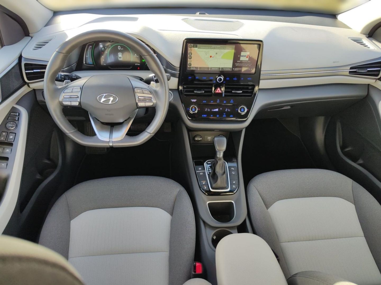 Fahrzeugabbildung Hyundai IONIQ Plug in Hybrid Advantage Navi, LED