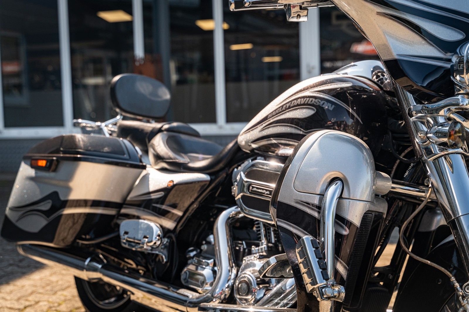 Fahrzeugabbildung Harley-Davidson CVO STREET GLIDE 110 cui FLHXSE - Kesstech-