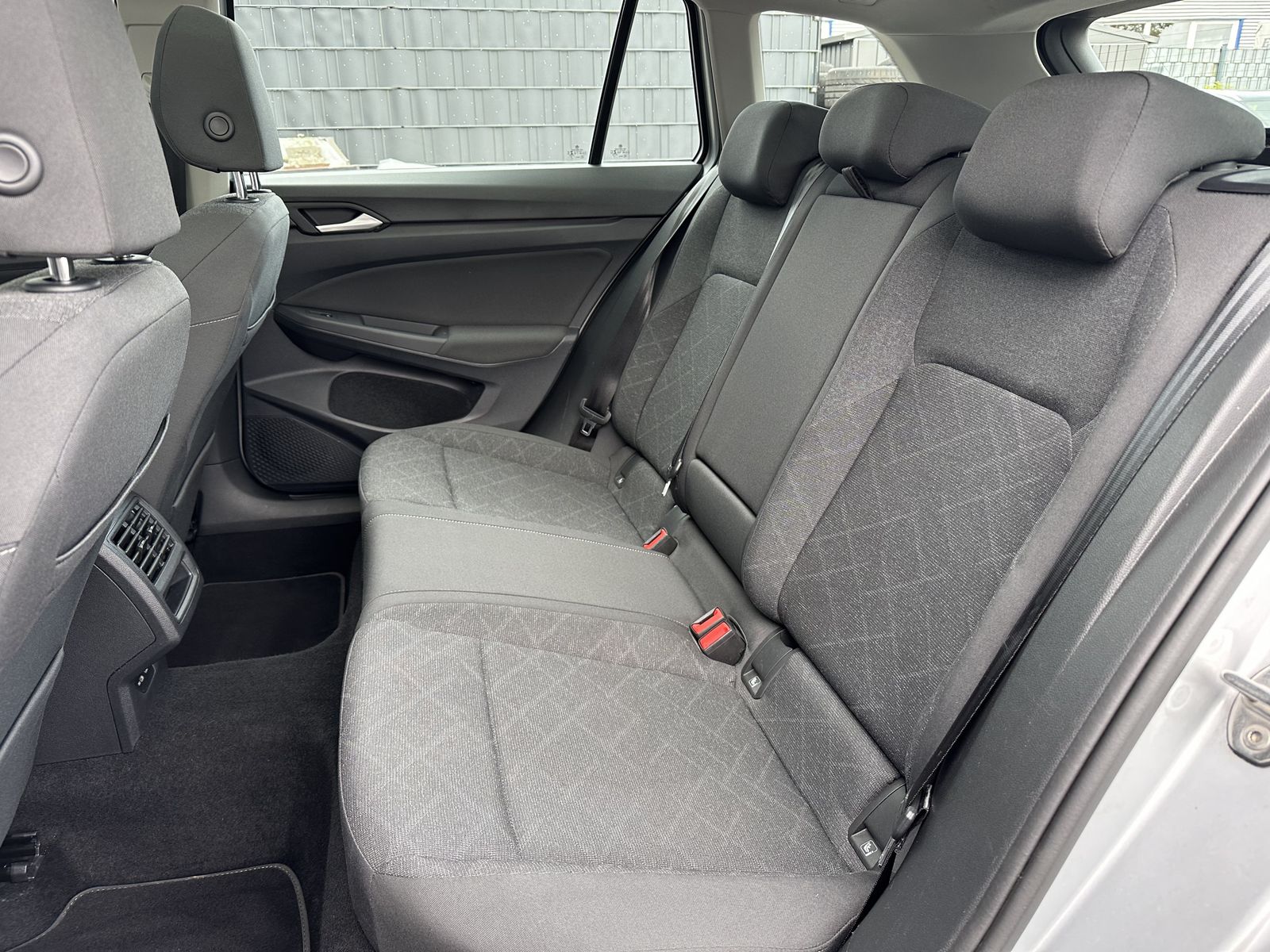 Fahrzeugabbildung Volkswagen Golf Variant 2.0 TDI DSG Life NAV+LED+AHK+PANORA