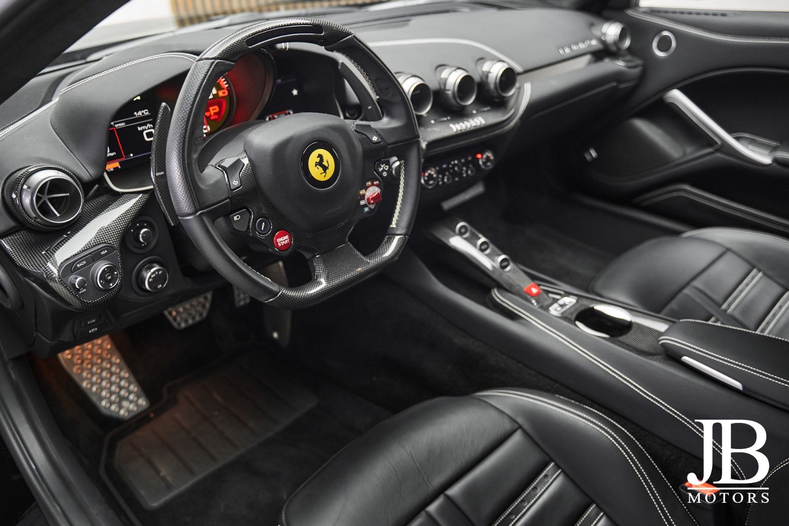 Fahrzeugabbildung Ferrari F12 Carbon Lift LED JBL Kamera Electric Seats