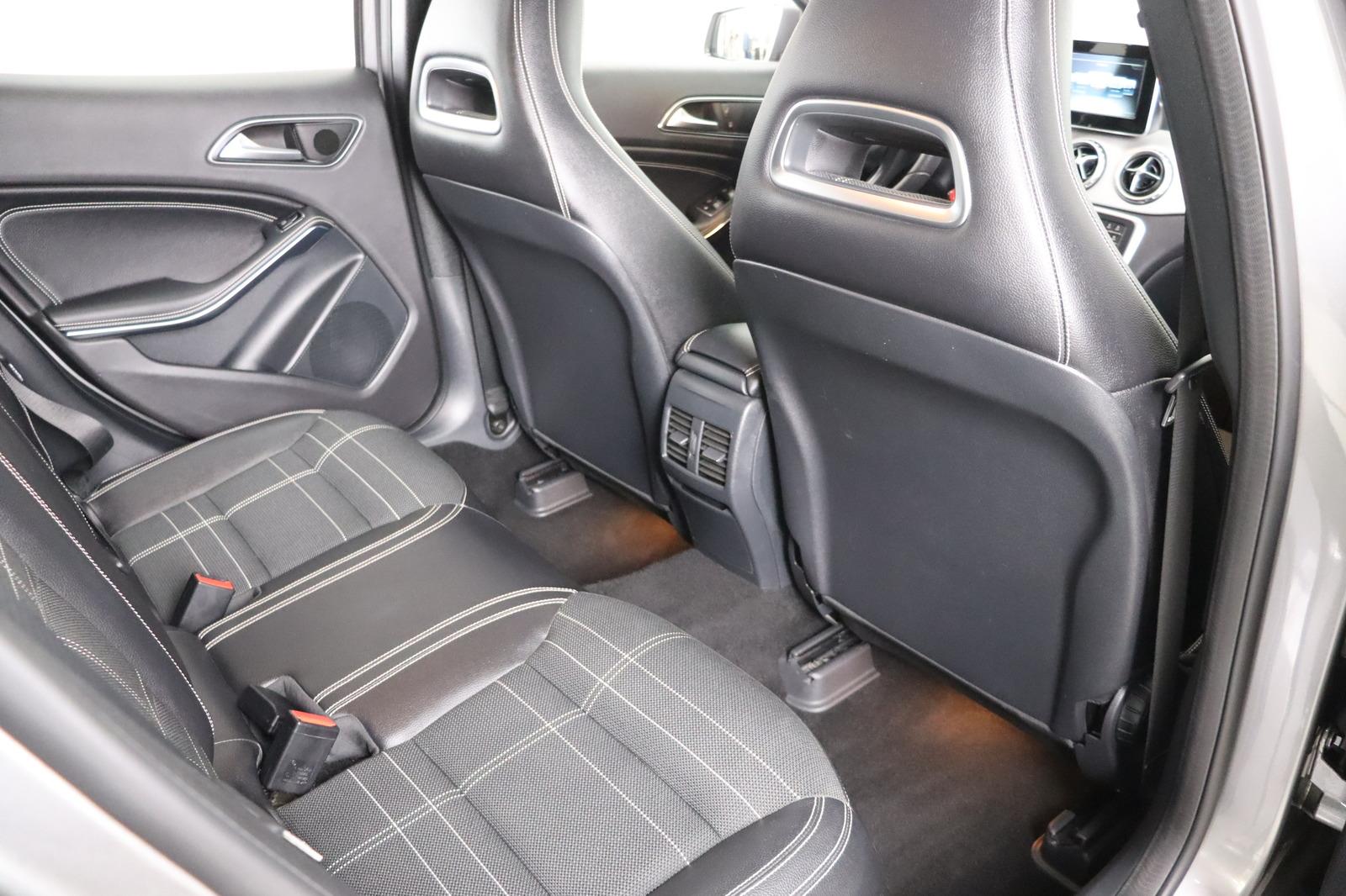 Mercedes-Benz GLA 200 Score * Bi- Xenon * Navi * SHZ *