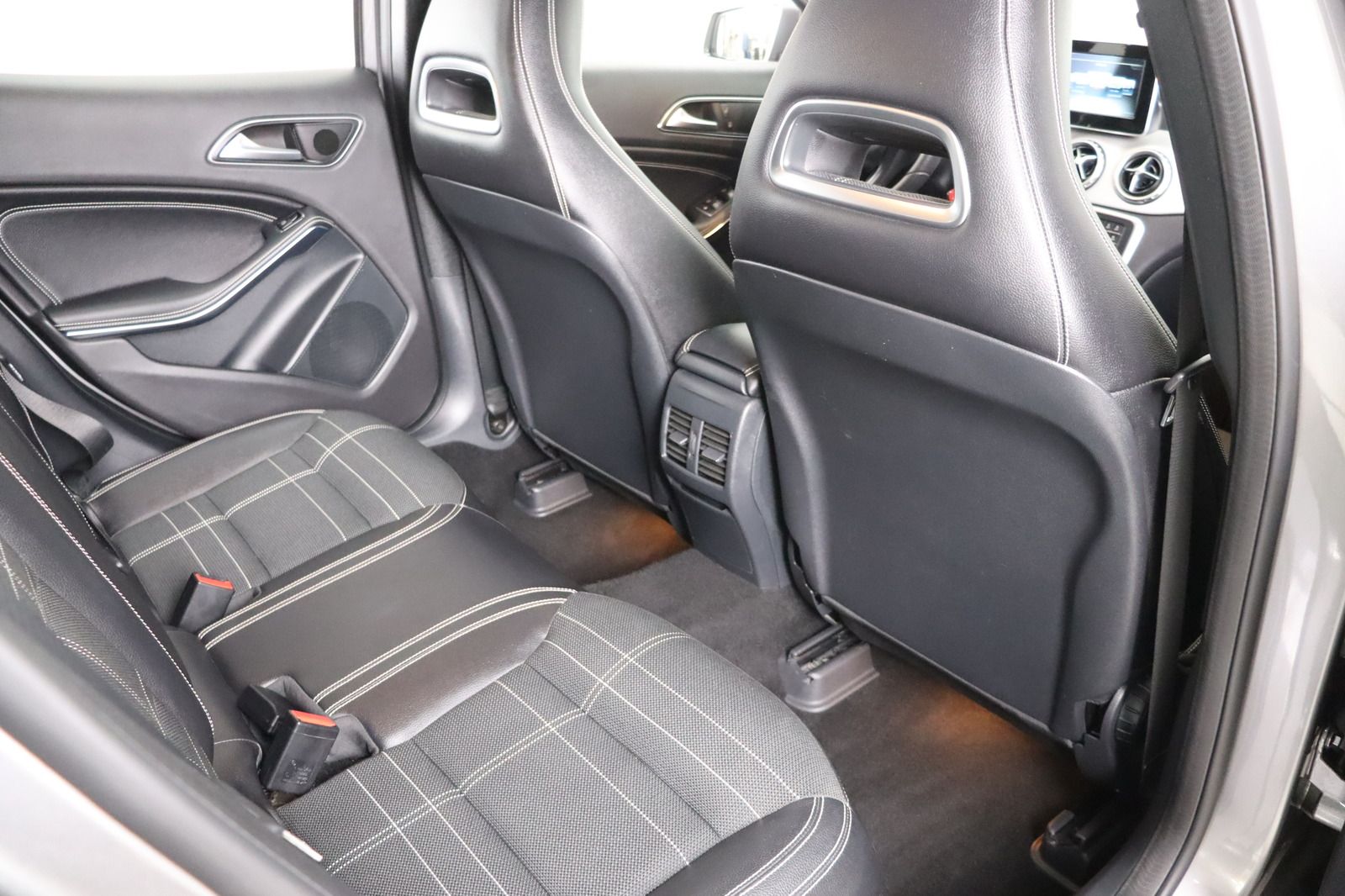 Fahrzeugabbildung Mercedes-Benz GLA 200 Score * Bi- Xenon * Navi * SHZ *