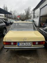 Mercedes-Benz 230 - schwarze Mercedes-Benz 230