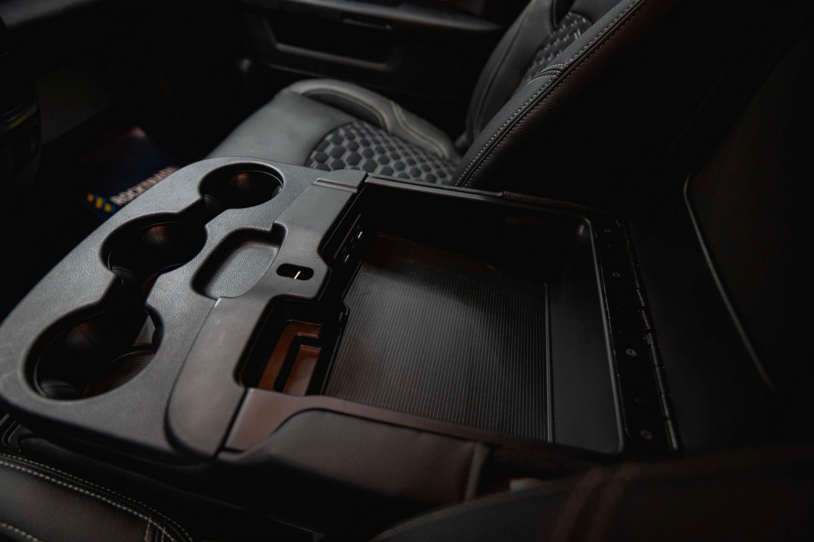 Fahrzeugabbildung Dodge RAM 3.6 V6 4x4 OFFROAD BLACK EDITION *LED*6Sitze