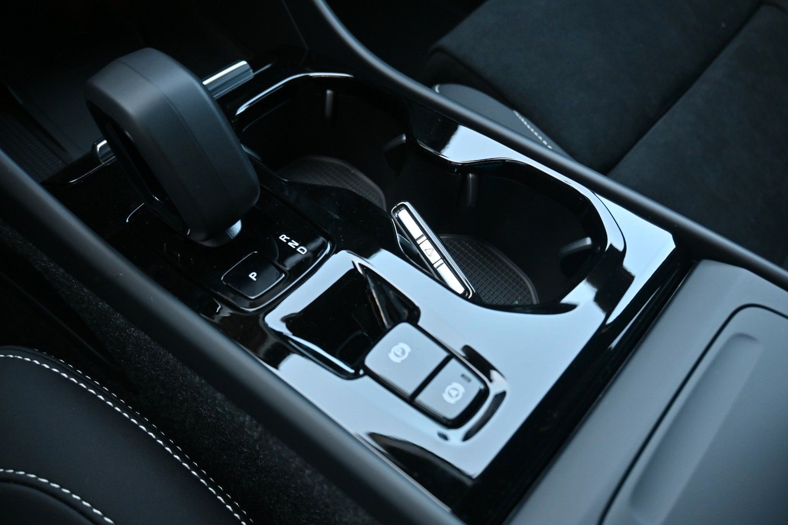 Fahrzeugabbildung Volvo XC40 B4 DKG Plus Dark*FSHZG*360°*ACC*AHK