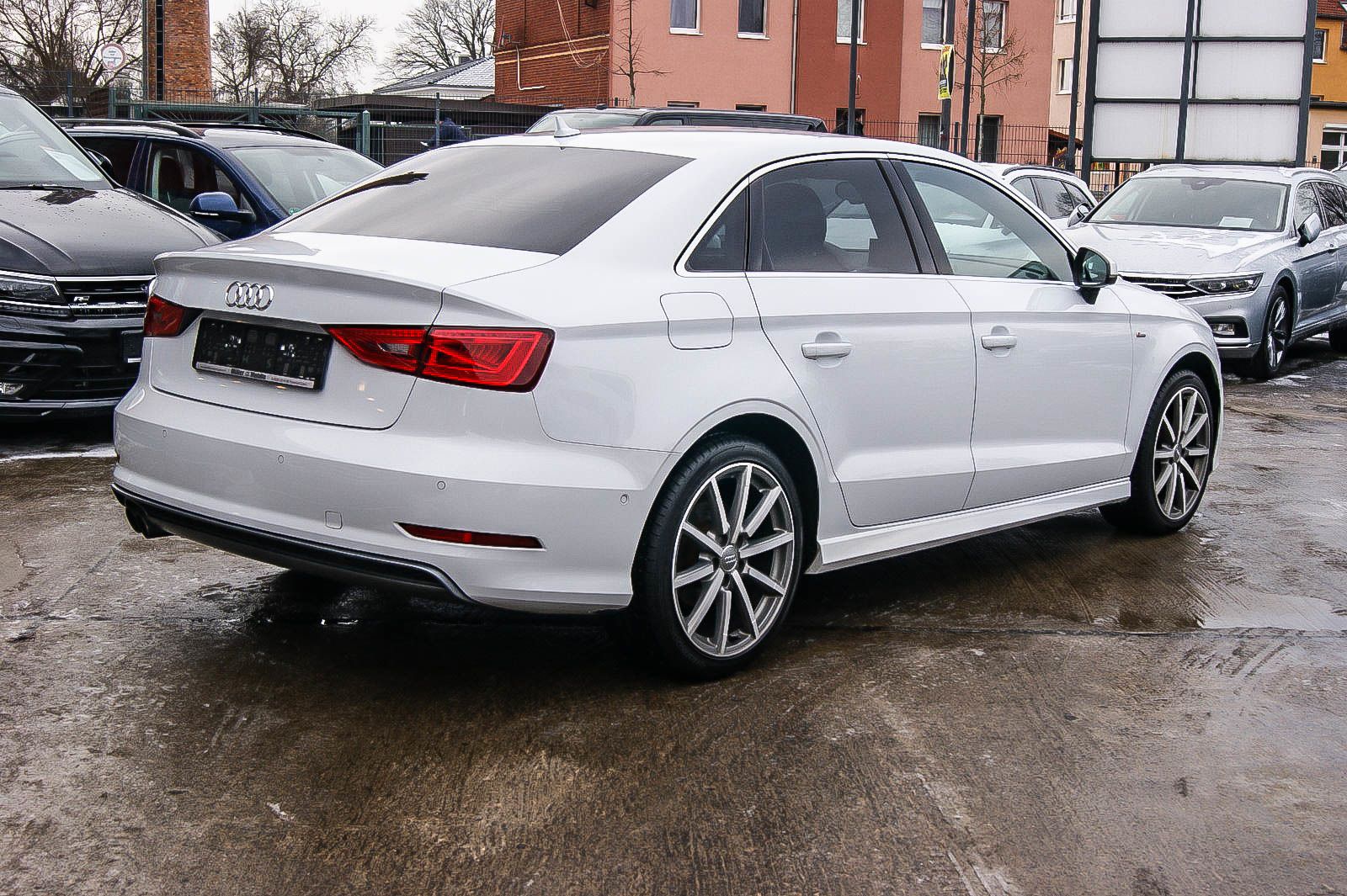 Fahrzeugabbildung Audi A3 Limousine 1.4 TFSI S-LINE NAVIGATION XENON 18